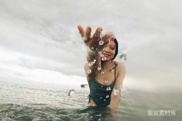 高清摄影 穿黑色比基尼上衣的女人在水边