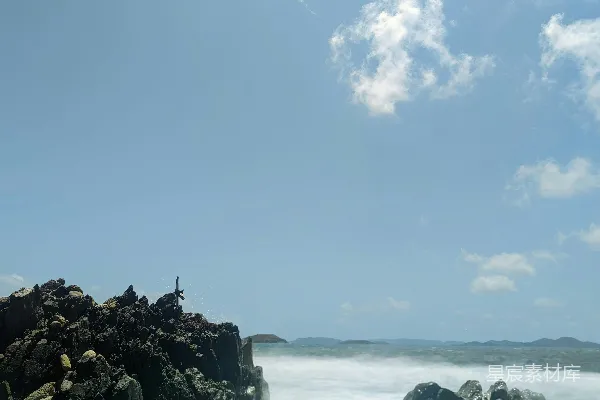高清摄影 一片水域，岩石遍布，海浪拍打着岸边。