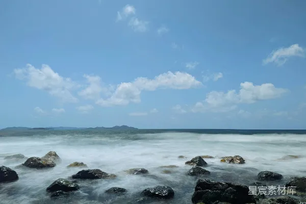 高清摄影 一个岩石海滩，蓝天白云。