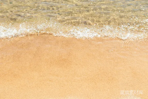 高清摄影 海浪轻轻地拍打着金色的沙滩。