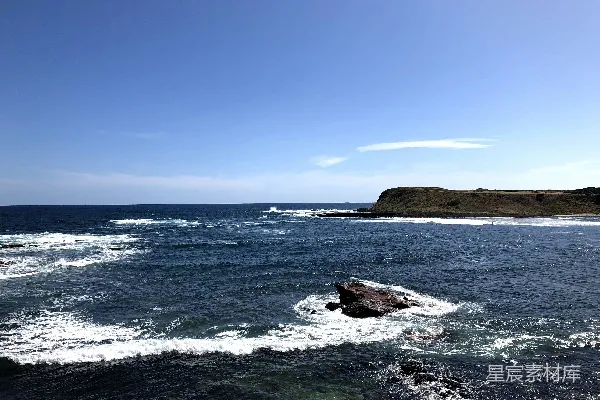高清摄影 白天，蓝天下的海上棕色岩石堆