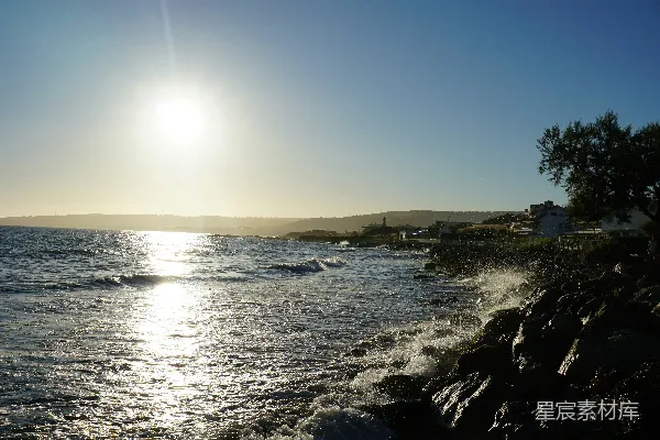 高清摄影 阳光照耀着水面和岩石。