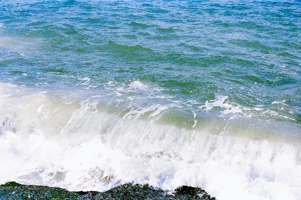 高清摄影 海浪拍打着岩石海岸