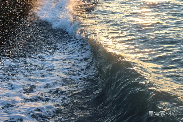 高清摄影 一股波浪正朝着海滩岸边袭来。