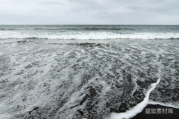 高清摄影 一个海滩，海浪拍打着岸边