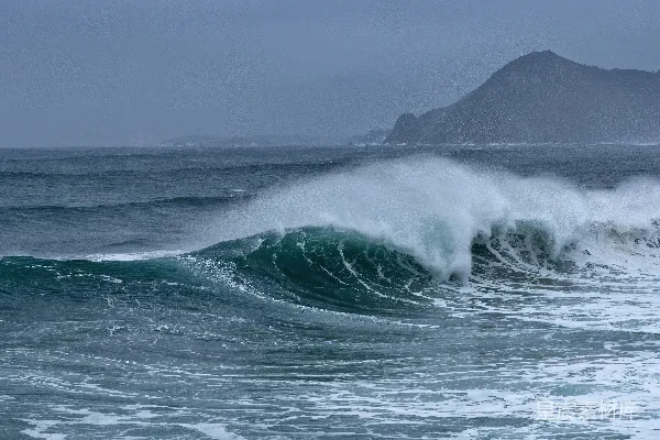 高清摄影 在暴风雨的海面上，一个巨大的海浪冲撞着。