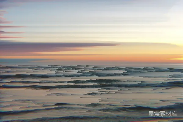 高清摄影 海浪在日落时拍打着岸边