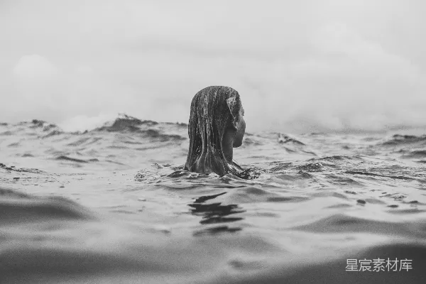 高清摄影 白天在水中的女人的灰度摄影
