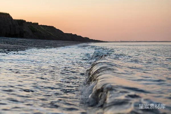 高清摄影 海浪拍打在岸边，夕阳西下时的景色