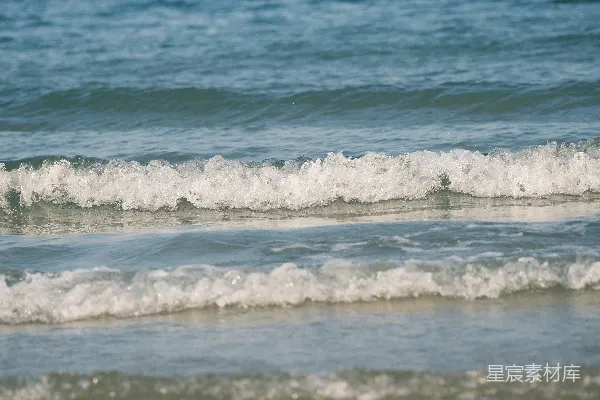 高清摄影 温柔的海浪轻轻拍打着沙滩。