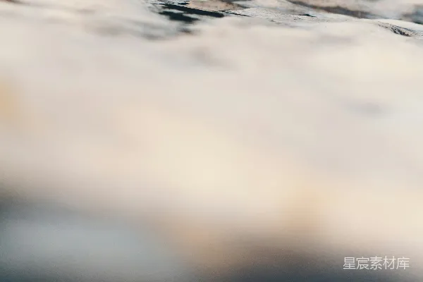 高清摄影 一张模糊的水中的冲浪板的照片