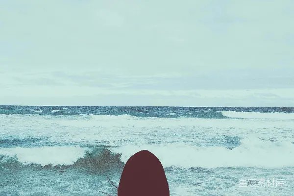 高清摄影 坐在摇晃的海岸上，云层密布的天空下
