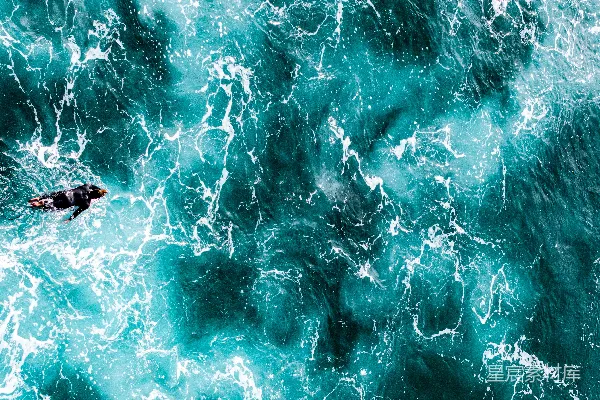 高清摄影 一个人在湍流的蓝色海水中游泳。