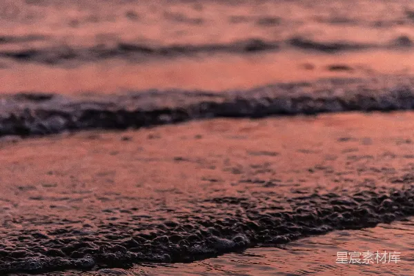 高清摄影 白天，海浪拍打着海岸。