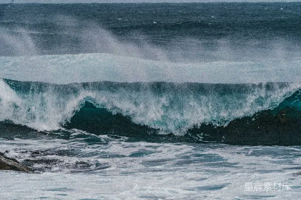 高清摄影 海浪拍打着沙滩。