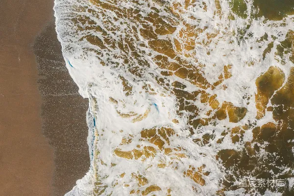高清摄影 海滩上空的俯瞰图，海浪在岸边拍打着。