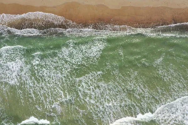 高清摄影 白天的海浪拍打着海岸