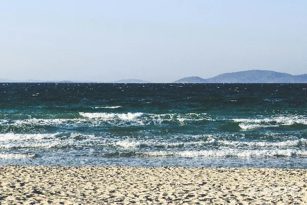 高清摄影 白天，海浪拍打着海岸。