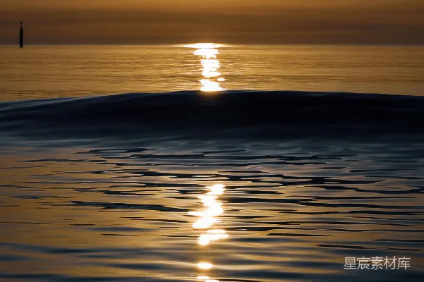 高清摄影 夕阳映照在水面上的景色