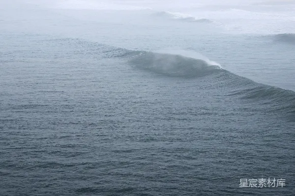 高清摄影 白天海浪拍打着海岸