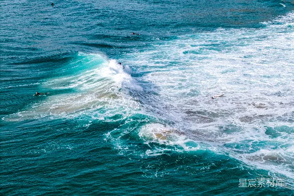高清摄影 波涛汹涌的蓝色海洋，海浪猛烈翻滚，激起白色的泡沫。