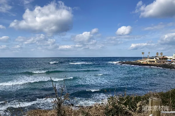 高清摄影 一片水域，波浪正向岸边涌来。