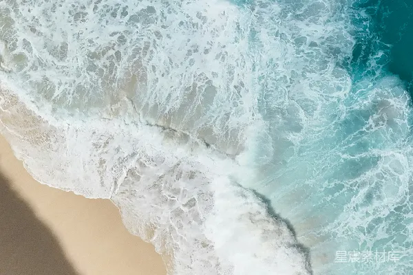 高清摄影 俯瞰海浪拍打着沙滩的场景