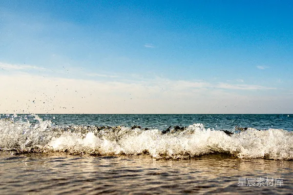 高清摄影 海浪拍打着海岸。