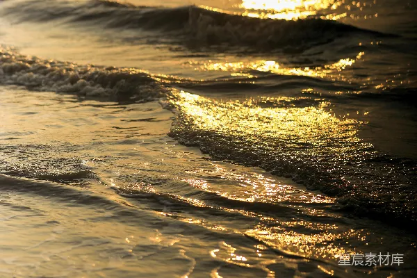 高清摄影 一个海滩，带有海浪。