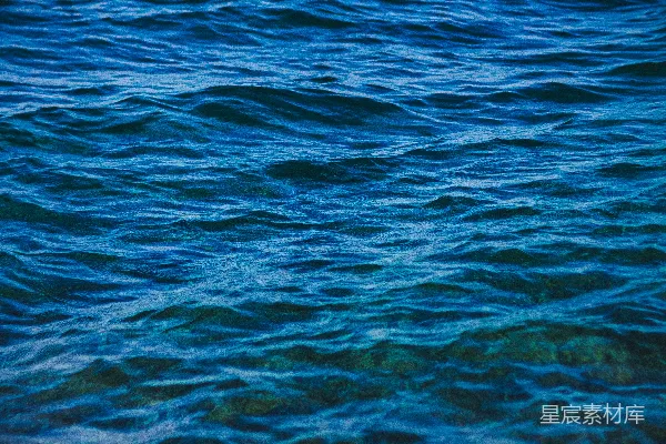 高清摄影 一只船漂浮在水面上。