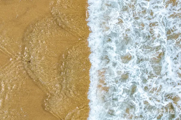 高清摄影 海洋波浪在沙滩上拍打的俯瞰图。