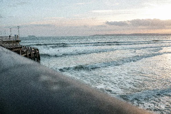高清摄影 夕阳下海浪拍打着海岸