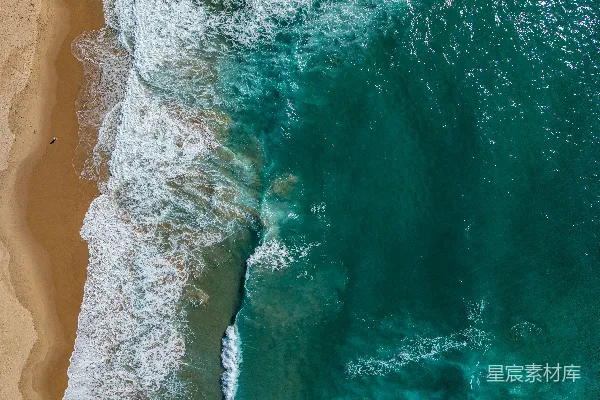 高清摄影 海浪拍打着沙滩。