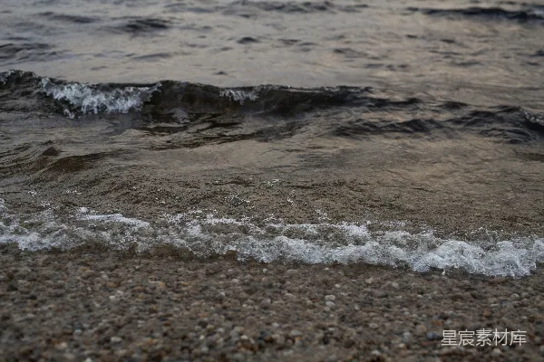 高清摄影 温柔的海浪拍打着鹅卵石海滩