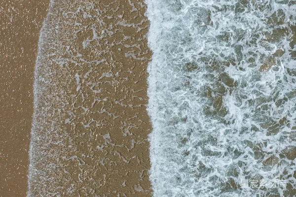 高清摄影 俯瞰海洋波浪拍打在沙滩上的景象。