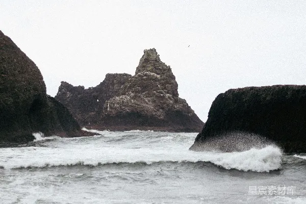 高清摄影 海浪拍打着岩石形成的地形