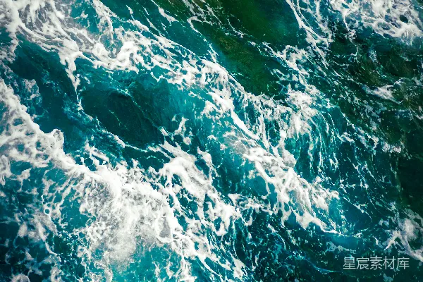 高清摄影 碧蓝色的海浪，带着白色的泡沫。