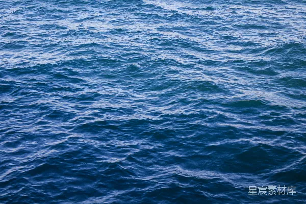 高清摄影 一艘船漂浮在大水体上