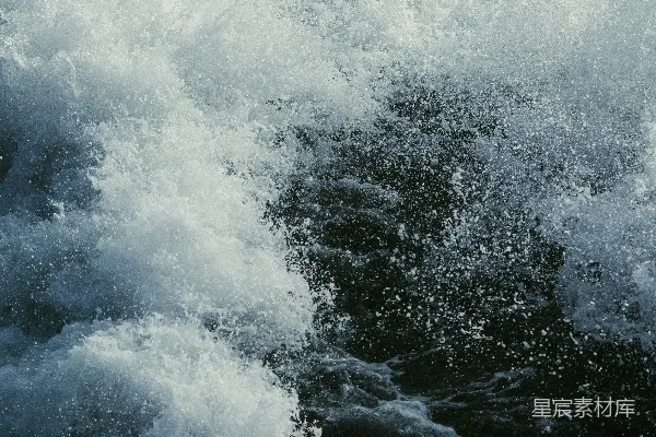 高清摄影 激流在黑暗的水中拍打