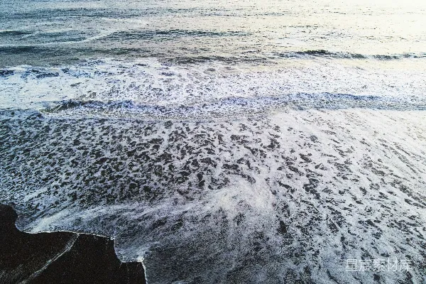 高清摄影 白天海浪拍打海岸的景象