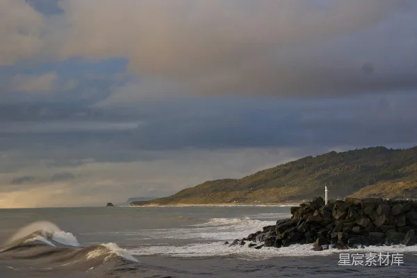 高清摄影 白天海浪拍打岸边的场景