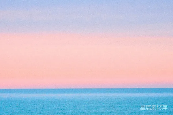 高清摄影 海滩上有一块孤独的冲浪板，面对着大海。