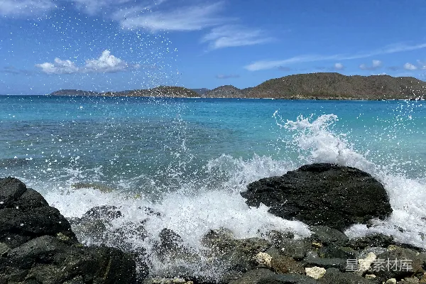 高清摄影 日间海浪拍打岩石的场景