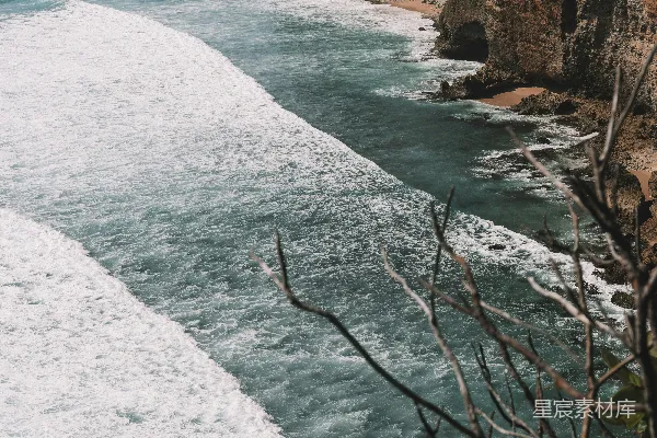 高清摄影 海浪拍打着悬崖。