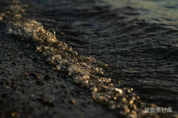 高清摄影 夕阳的微光在黑暗的海岸上闪烁