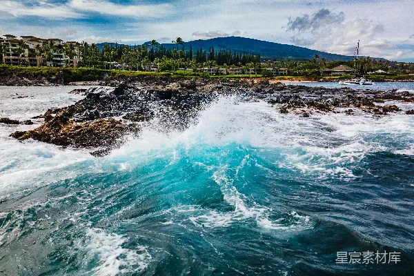 高清摄影 白天海浪拍打海岸