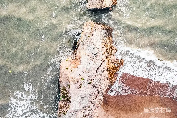 高清摄影 水体中的棕色岩石结构在白天