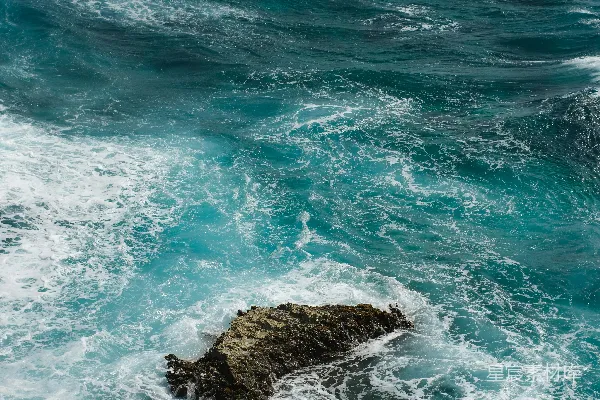 高清摄影 碧绿的海浪猛烈地撞击着岩石海岸。