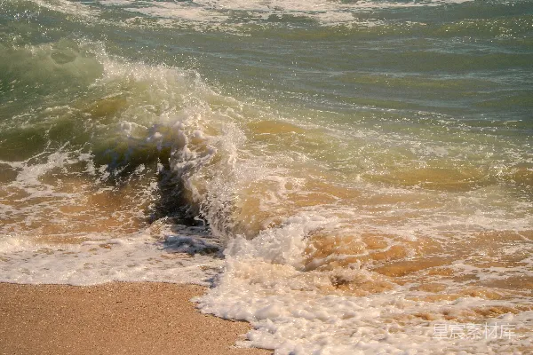 高清摄影 海浪拍打着沙滩岸边。