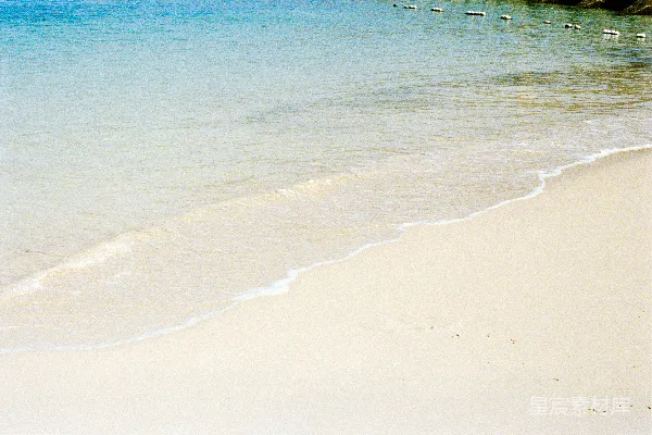 高清摄影 温柔的海浪拍打着一望无际的白色沙滩。